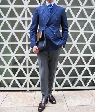 Blaues Zweireiher-Sakko kombinieren – 500+ Herren Outfits warm Wetter: Kombinieren Sie ein blaues Zweireiher-Sakko mit einer grauen Anzughose für einen stilvollen, eleganten Look. Suchen Sie nach leichtem Schuhwerk? Vervollständigen Sie Ihr Outfit mit dunkelbraunen Doppelmonks aus Leder für den Tag.