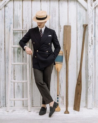 Welche Slipper mit schwarzen und weißen Zweireiher-Sakkos zu tragen – 92 Herren Outfits: Vereinigen Sie ein schwarzes und weißes Zweireiher-Sakko mit einer dunkelgrauen Anzughose für einen stilvollen, eleganten Look. Wenn Sie nicht durch und durch formal auftreten möchten, vervollständigen Sie Ihr Outfit mit Slippern.
