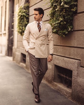 Braune Leder Slipper mit Quasten kombinieren – 500+ Sommer Herren Outfits: Entscheiden Sie sich für einen klassischen Stil in einem hellbeige Zweireiher-Sakko und einer braunen Anzughose. Suchen Sie nach leichtem Schuhwerk? Entscheiden Sie sich für braunen Leder Slipper mit Quasten für den Tag. Schon mal so einen coolen Sommer-Outfit gesehen?