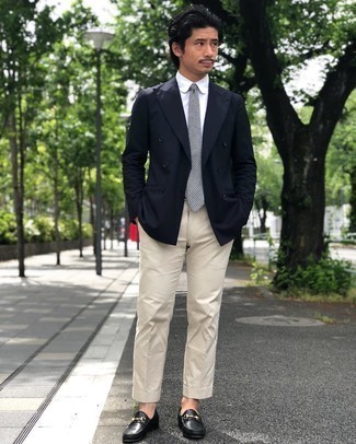 30 Jährige: Weiße und braune Krawatte kombinieren – 67 Elegante Herren Outfits: Erwägen Sie das Tragen von einem dunkelblauen Zweireiher-Sakko und einer weißen und braunen Krawatte, um vor Klasse und Perfektion zu strotzen. Wenn Sie nicht durch und durch formal auftreten möchten, ergänzen Sie Ihr Outfit mit schwarzen Leder Slippern.