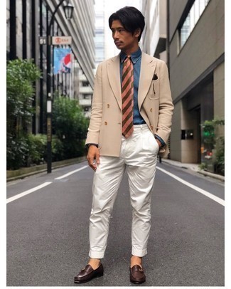 30 Jährige: Beige Jacke kombinieren – 500+ Elegante Herren Outfits: Paaren Sie eine beige Jacke mit einer weißen Anzughose, um vor Klasse und Perfektion zu strotzen. Dieses Outfit passt hervorragend zusammen mit dunkelbraunen Monks aus Leder.