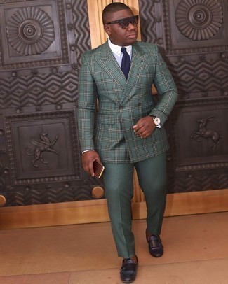 Dunkelblaue Krawatte kombinieren – 500+ Herren Outfits: Kombinieren Sie ein dunkelgrünes Zweireiher-Sakko mit Schottenmuster mit einer dunkelblauen Krawatte für eine klassischen und verfeinerte Silhouette. Fühlen Sie sich mutig? Wählen Sie dunkelblauen Doppelmonks aus Leder.