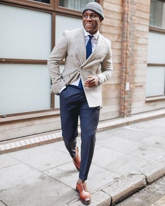 Graues Zweireiher-Sakko kombinieren – 394 Herren Outfits: Kombinieren Sie ein graues Zweireiher-Sakko mit einer dunkelblauen Anzughose für einen stilvollen, eleganten Look. Rotbraune Leder Brogues leihen Originalität zu einem klassischen Look.