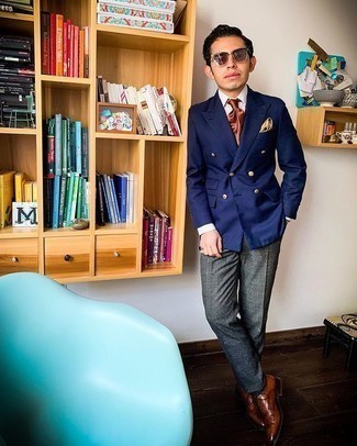 Dunkelblaues Zweireiher-Sakko kombinieren – 500+ Herren Outfits: Kombinieren Sie ein dunkelblaues Zweireiher-Sakko mit einer grauen Anzughose mit Karomuster für einen stilvollen, eleganten Look. Rotbraune Leder Brogues verleihen einem klassischen Look eine neue Dimension.