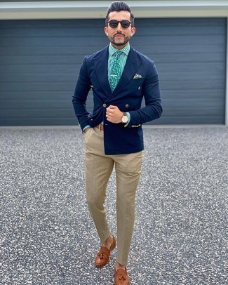 30 Jährige: Grüne Krawatte kombinieren – 63 Elegante Herren Outfits warm Wetter: Vereinigen Sie ein dunkelblaues Zweireiher-Sakko mit einer grünen Krawatte, um vor Klasse und Perfektion zu strotzen. Rotbraune Leder Slipper mit Quasten verleihen einem klassischen Look eine neue Dimension.