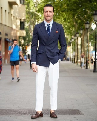 dunkelblaues Zweireiher-Sakko, weißes und blaues vertikal gestreiftes Businesshemd, weiße Anzughose, braune Leder Slipper für Herren