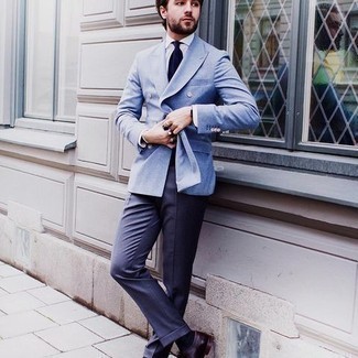 Wie weißes Businesshemd mit dunkelblauer Anzughose zu kombinieren – 494 Elegante Herren Outfits: Erwägen Sie das Tragen von einem weißen Businesshemd und einer dunkelblauen Anzughose für eine klassischen und verfeinerte Silhouette. Fühlen Sie sich mutig? Entscheiden Sie sich für dunkelroten Leder Derby Schuhe.