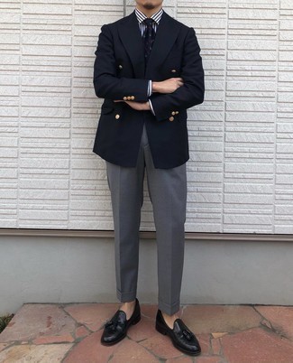 Wie dunkelblaues Sakko mit schwarzer Leder Slipper mit Quasten zu kombinieren – 159 Herren Outfits: Kombinieren Sie ein dunkelblaues Sakko mit einer grauen Anzughose für eine klassischen und verfeinerte Silhouette. Schwarze Leder Slipper mit Quasten sind eine kluge Wahl, um dieses Outfit zu vervollständigen.