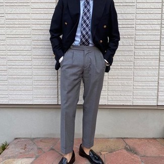 Wie dunkelblaues Sakko mit grauer Anzughose zu kombinieren – 500+ Herren Outfits: Paaren Sie ein dunkelblaues Sakko mit einer grauen Anzughose, um vor Klasse und Perfektion zu strotzen. Schwarze Leder Slipper mit Quasten sind eine ideale Wahl, um dieses Outfit zu vervollständigen.