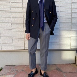 30 Jährige: Schwarze Leder Slipper mit Quasten kombinieren – 500+ Herren Outfits: Tragen Sie ein dunkelblaues Zweireiher-Sakko und eine graue Anzughose für eine klassischen und verfeinerte Silhouette. Schwarze Leder Slipper mit Quasten liefern einen wunderschönen Kontrast zu dem Rest des Looks.
