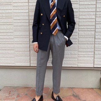 Wie dunkelblaues Sakko mit grauer Anzughose zu kombinieren – 500+ Herren Outfits: Etwas Einfaches wie die Wahl von einem dunkelblauen Sakko und einer grauen Anzughose kann Sie von der Menge abheben. Schwarze Leder Slipper mit Quasten fügen sich nahtlos in einer Vielzahl von Outfits ein.