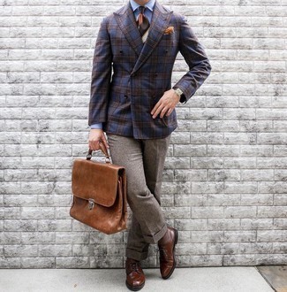 Blaues Sakko mit Schottenmuster kombinieren – 356 Herren Outfits: Vereinigen Sie ein blaues Sakko mit Schottenmuster mit einer braunen Wollanzughose für einen stilvollen, eleganten Look. Braune Leder Derby Schuhe sind eine großartige Wahl, um dieses Outfit zu vervollständigen.