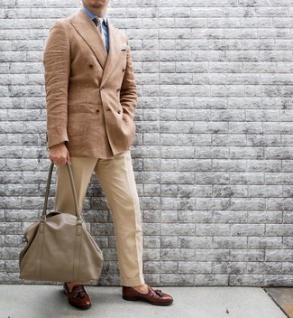 Hellbeige Krawatte mit Paisley-Muster kombinieren – 19 Herren Outfits: Tragen Sie ein beige Zweireiher-Sakko und eine hellbeige Krawatte mit Paisley-Muster für eine klassischen und verfeinerte Silhouette. Wenn Sie nicht durch und durch formal auftreten möchten, komplettieren Sie Ihr Outfit mit braunen Leder Slippern mit Quasten.