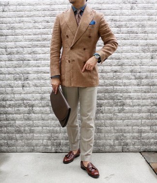 Blaues Einstecktuch kombinieren – 500+ Herren Outfits: Erwägen Sie das Tragen von einem beige Zweireiher-Sakko und einem blauen Einstecktuch für ein großartiges Wochenend-Outfit. Fühlen Sie sich ideenreich? Komplettieren Sie Ihr Outfit mit braunen Leder Slippern mit Quasten.