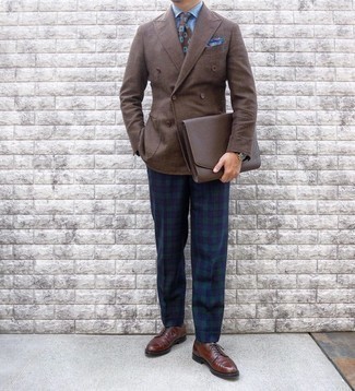Dunkelblaue Anzughose mit Schottenmuster kombinieren – 72 Herren Outfits: Entscheiden Sie sich für ein braunes Zweireiher-Sakko und eine dunkelblaue Anzughose mit Schottenmuster, um vor Klasse und Perfektion zu strotzen. Wenn Sie nicht durch und durch formal auftreten möchten, wählen Sie braunen Leder Derby Schuhe.