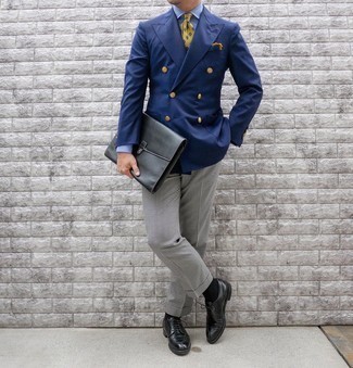 30 Jährige: Gelbe bedruckte Krawatte kombinieren – 72 Elegante Herren Outfits: Kombinieren Sie ein blaues Zweireiher-Sakko mit einer gelben bedruckten Krawatte für eine klassischen und verfeinerte Silhouette. Wählen Sie die legere Option mit schwarzen Leder Derby Schuhen.