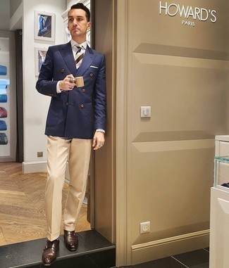 Welche Zweireiher-Sakkos mit hellbeige Anzughose zu tragen – 123 Sommer Herren Outfits: Tragen Sie ein Zweireiher-Sakko und eine hellbeige Anzughose für eine klassischen und verfeinerte Silhouette. Fühlen Sie sich ideenreich? Komplettieren Sie Ihr Outfit mit dunkelbraunen Doppelmonks aus Leder. Dieses Outfit ist perfekt für den Sommer geeignet.