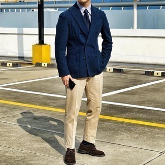 Braune Wildleder Brogues kombinieren – 124 Herren Outfits: Entscheiden Sie sich für einen klassischen Stil in einem dunkelblauen Zweireiher-Sakko und einer beige Anzughose. Fühlen Sie sich mutig? Ergänzen Sie Ihr Outfit mit braunen Wildleder Brogues.
