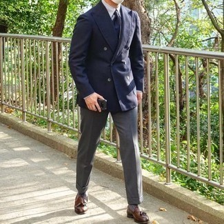Braune Leder Slipper mit Quasten kombinieren – 500+ Herren Outfits: Kombinieren Sie ein dunkelblaues Zweireiher-Sakko mit einer grauen Anzughose für einen stilvollen, eleganten Look. Suchen Sie nach leichtem Schuhwerk? Komplettieren Sie Ihr Outfit mit braunen Leder Slippern mit Quasten für den Tag.