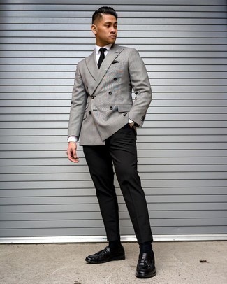 20 Jährige: Schwarze Krawatte kombinieren – 85 Elegante Herren Outfits: Vereinigen Sie ein graues Zweireiher-Sakko mit einer schwarzen Krawatte für eine klassischen und verfeinerte Silhouette. Wenn Sie nicht durch und durch formal auftreten möchten, vervollständigen Sie Ihr Outfit mit schwarzen Leder Slippern mit Quasten.
