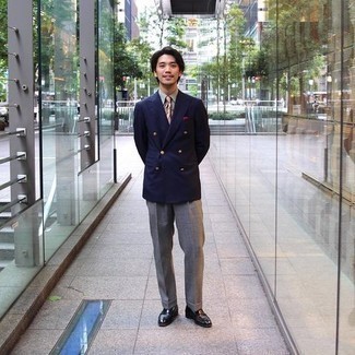 30 Jährige: Wie dunkelblaues Sakko mit grauer Anzughose zu kombinieren – 583+ Herren Outfits: Vereinigen Sie ein dunkelblaues Sakko mit einer grauen Anzughose, um vor Klasse und Perfektion zu strotzen. Schwarze Leder Slipper sind eine perfekte Wahl, um dieses Outfit zu vervollständigen.
