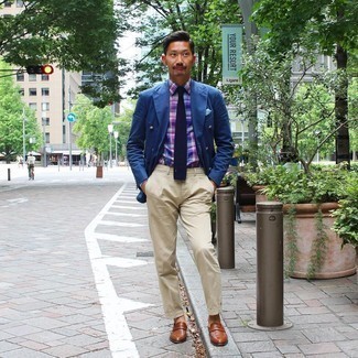30 Jährige: Blaues Zweireiher-Sakko kombinieren – 500+ Elegante Herren Outfits: Entscheiden Sie sich für ein blaues Zweireiher-Sakko und eine hellbeige Anzughose, um vor Klasse und Perfektion zu strotzen. Machen Sie diese Aufmachung leger mit braunen Leder Slippern.