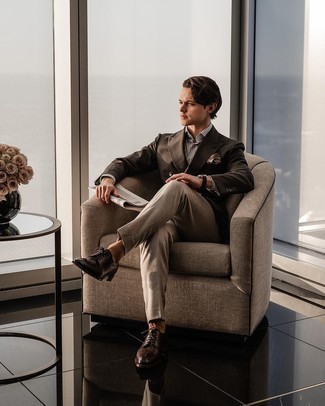 Braunes Zweireiher-Sakko kombinieren – 229 Herren Outfits: Machen Sie sich mit einem braunen Zweireiher-Sakko und einer grauen Anzughose einen verfeinerten, eleganten Stil zu Nutze. Fühlen Sie sich mutig? Entscheiden Sie sich für dunkelbraunen Leder Brogues.