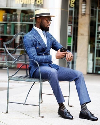 Schwarze Leder Slipper mit Quasten kombinieren – 500+ Herren Outfits: Vereinigen Sie ein blaues Zweireiher-Sakko mit Karomuster mit einer blauen Anzughose, um vor Klasse und Perfektion zu strotzen. Schwarze Leder Slipper mit Quasten verleihen einem klassischen Look eine neue Dimension.