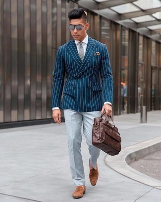 Graue Krawatte kombinieren – 500+ Herren Outfits: Kombinieren Sie ein dunkelblaues vertikal gestreiftes Zweireiher-Sakko mit einer grauen Krawatte, um vor Klasse und Perfektion zu strotzen. Wenn Sie nicht durch und durch formal auftreten möchten, komplettieren Sie Ihr Outfit mit braunen Wildleder Slippern.