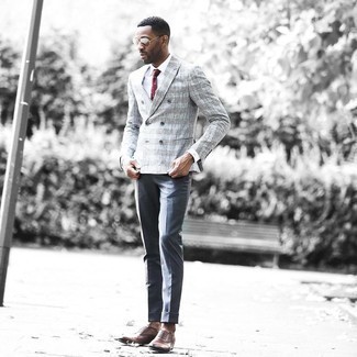 Dunkelrote gepunktete Krawatte kombinieren – 128 Herren Outfits: Entscheiden Sie sich für ein graues Zweireiher-Sakko mit Schottenmuster und eine dunkelrote gepunktete Krawatte für einen stilvollen, eleganten Look. Vervollständigen Sie Ihr Look mit braunen Leder Oxford Schuhen.