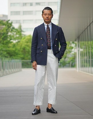 Blaues Zweireiher-Sakko kombinieren – 500+ Herren Outfits: Vereinigen Sie ein blaues Zweireiher-Sakko mit einer weißen Anzughose für eine klassischen und verfeinerte Silhouette. Fühlen Sie sich ideenreich? Wählen Sie schwarzen Leder Slipper.