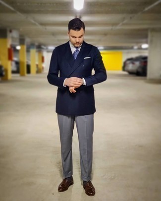 Blaues Zweireiher-Sakko kombinieren – 500+ Herren Outfits: Kombinieren Sie ein blaues Zweireiher-Sakko mit einer grauen Anzughose für eine klassischen und verfeinerte Silhouette. Fühlen Sie sich ideenreich? Vervollständigen Sie Ihr Outfit mit braunen Leder Slippern mit Quasten.