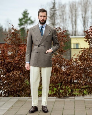 Braunes Sakko mit Karomuster kombinieren – 210 Herren Outfits: Vereinigen Sie ein braunes Sakko mit Karomuster mit einer weißen Anzughose für eine klassischen und verfeinerte Silhouette. Fügen Sie dunkelbraunen Leder Oxford Schuhe für ein unmittelbares Style-Upgrade zu Ihrem Look hinzu.