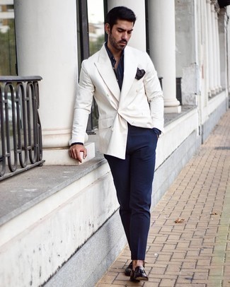 Dunkellila Leder Slipper kombinieren – 84 Herren Outfits: Entscheiden Sie sich für ein weißes Zweireiher-Sakko und eine dunkelblaue Anzughose für eine klassischen und verfeinerte Silhouette. Wenn Sie nicht durch und durch formal auftreten möchten, entscheiden Sie sich für dunkellila Leder Slipper.