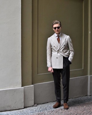 Welche Slipper mit grauen Zweireiher-Sakkos zu tragen – 51 Elegante Sommer Herren Outfits: Kombinieren Sie ein graues Zweireiher-Sakko mit einer schwarzen Anzughose, um vor Klasse und Perfektion zu strotzen. Fühlen Sie sich mutig? Komplettieren Sie Ihr Outfit mit Slippern. Das ist eindeutig ein perfekt passendes Outfit für Sommerabende!