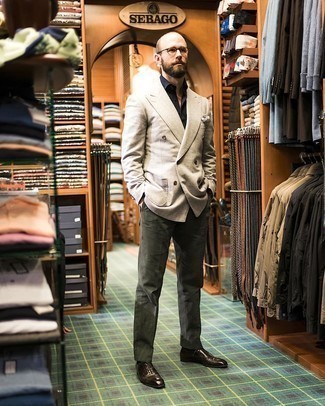 Olivgrüne Anzughose kombinieren – 362 Herren Outfits: Kombinieren Sie ein hellbeige Wollzweireiher-sakko mit einer olivgrünen Anzughose für einen stilvollen, eleganten Look. Wenn Sie nicht durch und durch formal auftreten möchten, ergänzen Sie Ihr Outfit mit dunkelbraunen Leder Oxford Schuhen.