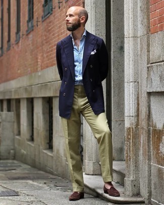 Olivgrüne Anzughose kombinieren – 362 Herren Outfits: Vereinigen Sie ein dunkelblaues Zweireiher-Sakko mit einer olivgrünen Anzughose für eine klassischen und verfeinerte Silhouette. Wenn Sie nicht durch und durch formal auftreten möchten, entscheiden Sie sich für dunkelbraunen Wildleder Slipper.