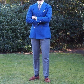 Hellblaues Einstecktuch kombinieren – 403 Herren Outfits: Kombinieren Sie ein blaues Zweireiher-Sakko mit einem hellblauen Einstecktuch für ein großartiges Wochenend-Outfit. Fühlen Sie sich ideenreich? Komplettieren Sie Ihr Outfit mit braunen Wildleder Slippern mit Quasten.