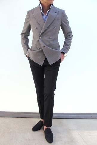 40 Jährige: Graues Zweireiher-Sakko kombinieren – 38 Herren Outfits: Kombinieren Sie ein graues Zweireiher-Sakko mit einer schwarzen Anzughose für eine klassischen und verfeinerte Silhouette. Bringen Sie die Dinge durcheinander, indem Sie schwarzen Wildleder Slipper mit diesem Outfit tragen.