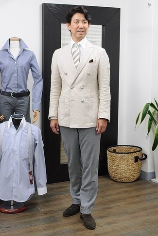 Welche Slipper mit beige Zweireiher-Sakkos zu tragen – 113 Herren Outfits: Kombinieren Sie ein beige Zweireiher-Sakko mit einer grauen Anzughose für eine klassischen und verfeinerte Silhouette. Fühlen Sie sich mutig? Wählen Sie Slipper.