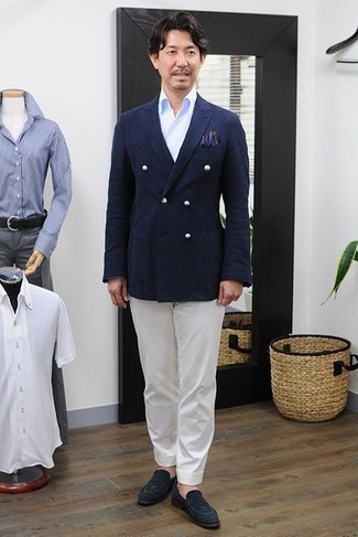 Welche Zweireiher-Sakkos mit hellblauen Businesshemdes zu tragen – 288 Herren Outfits: Kombinieren Sie ein Zweireiher-Sakko mit einem hellblauen Businesshemd für einen stilvollen, eleganten Look. Wenn Sie nicht durch und durch formal auftreten möchten, wählen Sie dunkelblauen Wildleder Slipper.