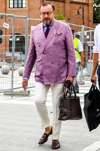 50 Jährige: Welche Slipper mit weißer Anzughose zu tragen – 34 Elegante Herren Outfits: Kombinieren Sie ein lila Zweireiher-Sakko mit einer weißen Anzughose, um vor Klasse und Perfektion zu strotzen. Fühlen Sie sich ideenreich? Entscheiden Sie sich für Slipper.