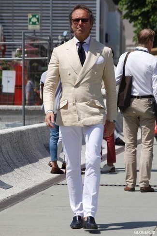 40 Jährige: Dunkelblaue Leder Slipper kombinieren – 22 Herren Outfits: Kombinieren Sie ein hellbeige Zweireiher-Sakko mit einer weißen Anzughose für einen stilvollen, eleganten Look. Wenn Sie nicht durch und durch formal auftreten möchten, ergänzen Sie Ihr Outfit mit dunkelblauen Leder Slippern.