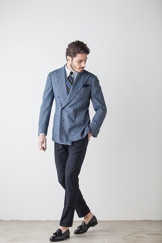 Blaues Zweireiher-Sakko kombinieren – 1162+ Herren Outfits: Paaren Sie ein blaues Zweireiher-Sakko mit einer schwarzen Anzughose für eine klassischen und verfeinerte Silhouette. Fühlen Sie sich mutig? Entscheiden Sie sich für schwarzen Leder Slipper mit Quasten.