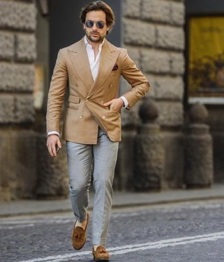 Braunes Einstecktuch kombinieren – 763+ Herren Outfits: Kombinieren Sie ein beige Zweireiher-Sakko mit einem braunen Einstecktuch für ein großartiges Wochenend-Outfit. Vervollständigen Sie Ihr Outfit mit braunen Wildleder Slippern mit Quasten, um Ihr Modebewusstsein zu zeigen.