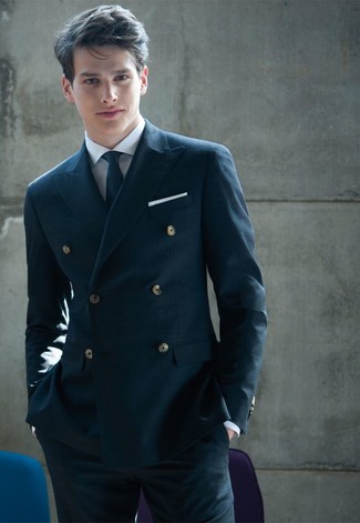 Wie dunkelblaues Zweireiher-Sakko mit dunkelblauer Anzughose zu kombinieren – 124 Herren Outfits: Erwägen Sie das Tragen von einem dunkelblauen Zweireiher-Sakko und einer dunkelblauen Anzughose für einen stilvollen, eleganten Look.