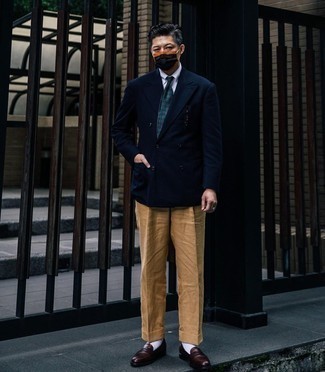 Dunkelgrüne bedruckte Krawatte kombinieren – 199 Herren Outfits: Vereinigen Sie ein dunkelblaues Zweireiher-Sakko mit einer dunkelgrünen bedruckten Krawatte für eine klassischen und verfeinerte Silhouette. Dunkelbraune Leder Slipper leihen Originalität zu einem klassischen Look.