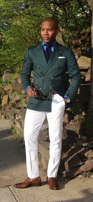 Welche Anzughosen mit olivgrünen Sakkos zu tragen – 352 Herren Outfits warm Wetter: Kombinieren Sie ein olivgrünes Sakko mit einer Anzughose für einen stilvollen, eleganten Look. Braune Leder Slipper sind eine perfekte Wahl, um dieses Outfit zu vervollständigen.
