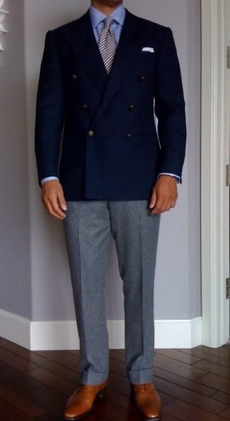 dunkelblaues Zweireiher-Sakko, hellblaues Businesshemd, graue Anzughose, rotbraune Leder Oxford Schuhe für Herren