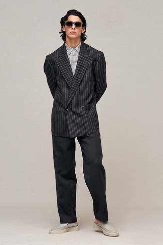 Schwarzes vertikal gestreiftes Zweireiher-Sakko kombinieren – 19 Herren Outfits: Erwägen Sie das Tragen von einem schwarzen vertikal gestreiften Zweireiher-Sakko und einer schwarzen Anzughose für eine klassischen und verfeinerte Silhouette. Graue Leder Slipper liefern einen wunderschönen Kontrast zu dem Rest des Looks.
